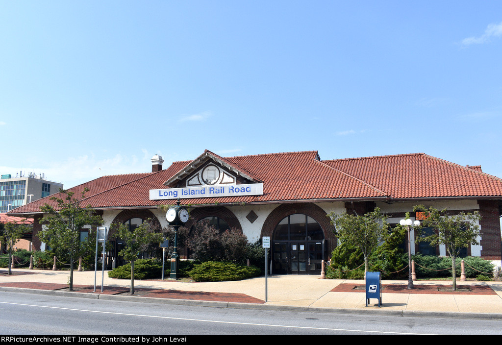 LIRR LB Station building